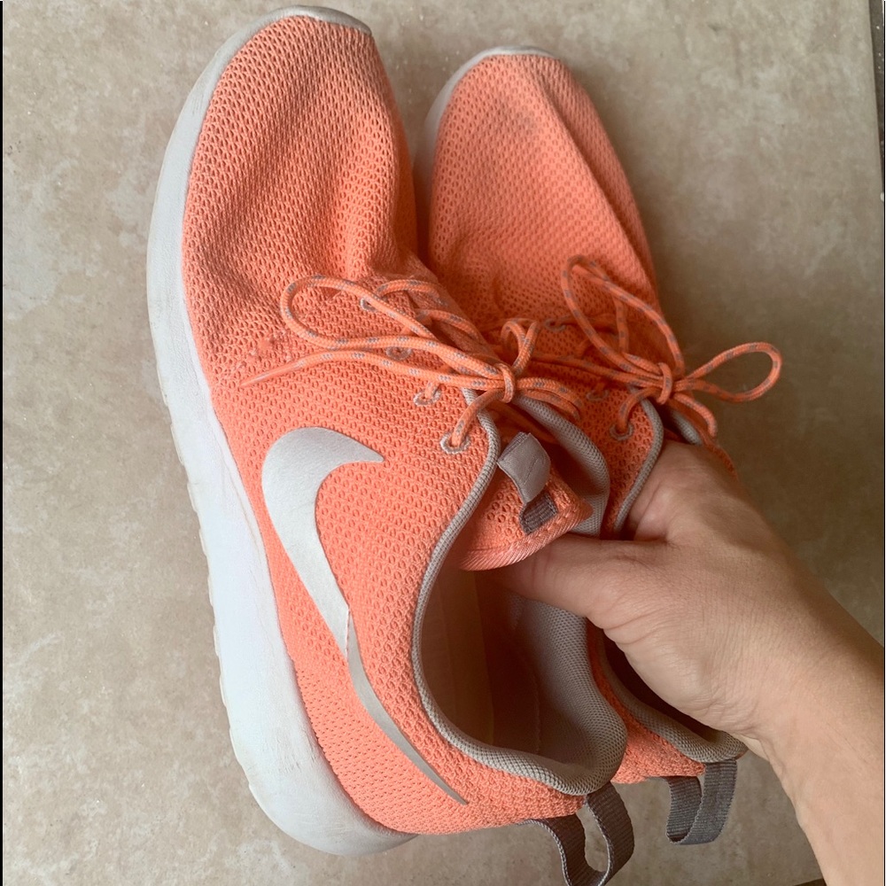 NIKE Women’s Coral Roshes
